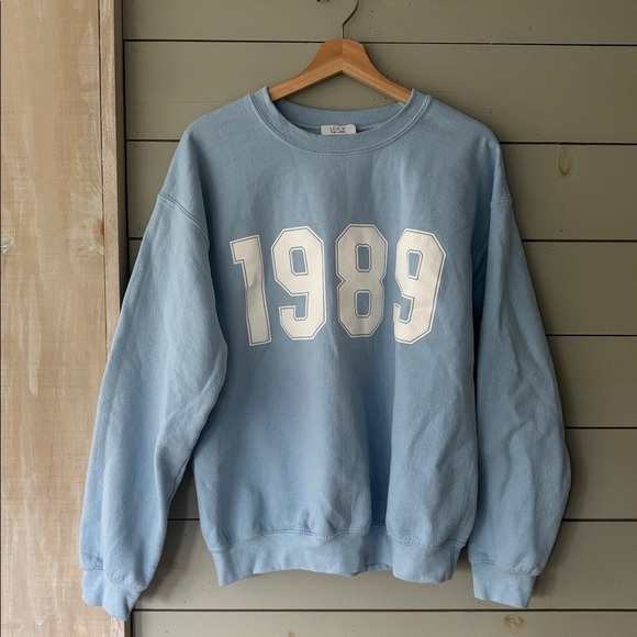 LOCK The Label “1989” Crewneck Sweatshirt – Taylor-Inspired Era Blue (Size M) - Picture 2 of 6